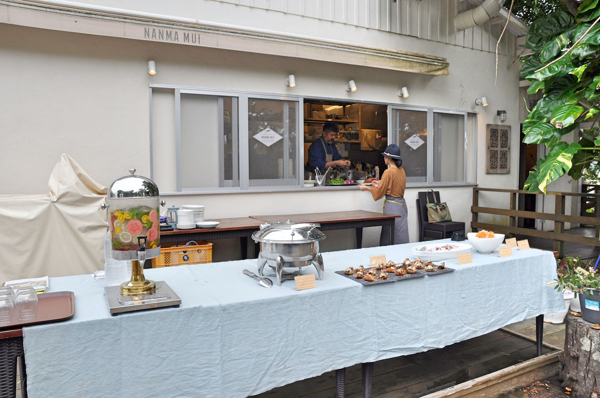 沖縄県産の食材をふんだんに使った料理をバイキング形式で堪能