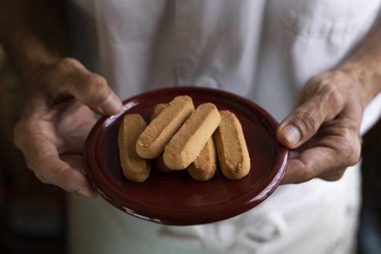 琉球王国時代からの味と技を守り続ける 本家新垣菓子店のちんすこう